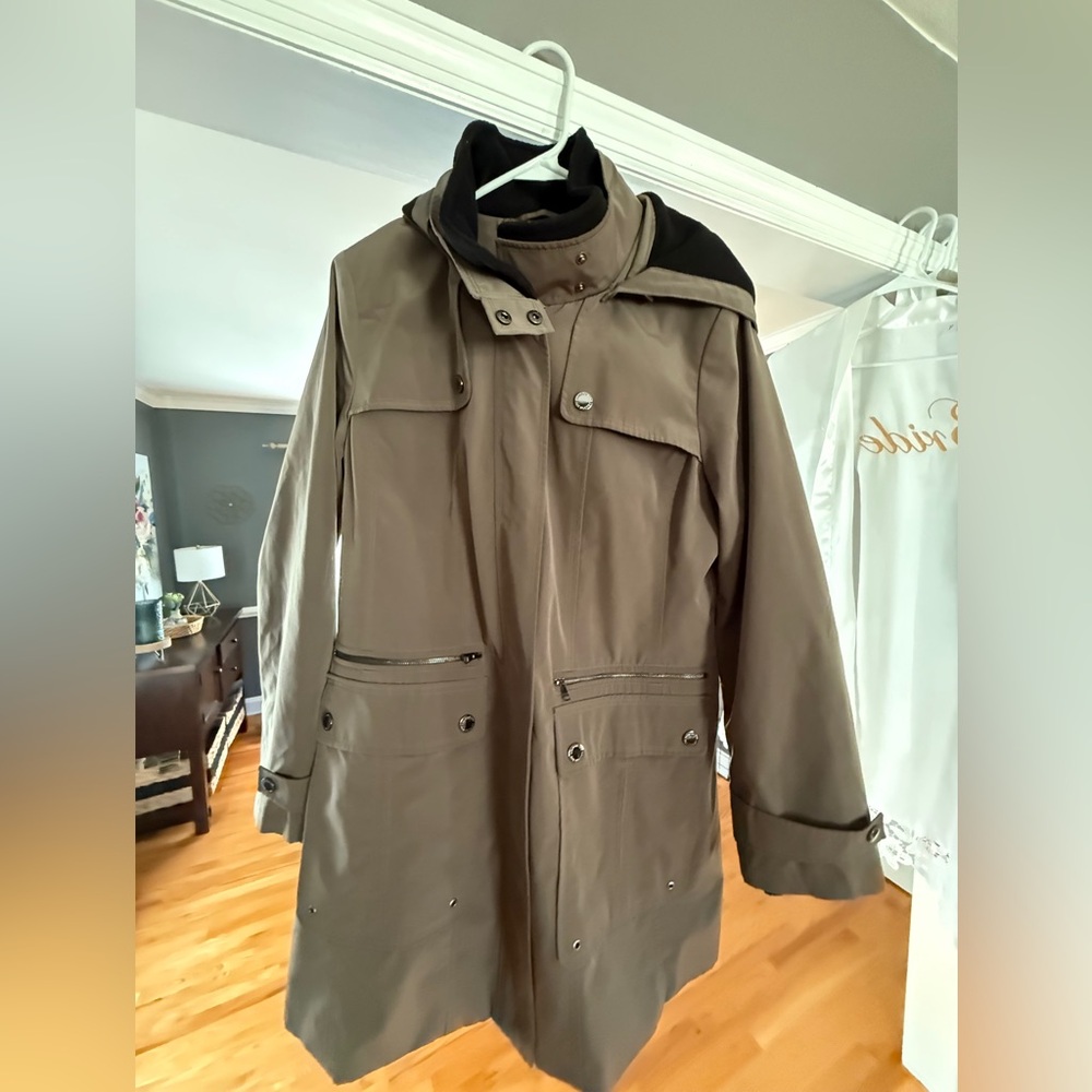 LIKE NEW GENTLY USED (worn once) LONDON FOG ladies trench jacket size L